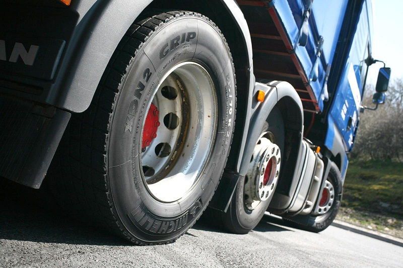 Best Semi Truck Tires Features Buying Guide