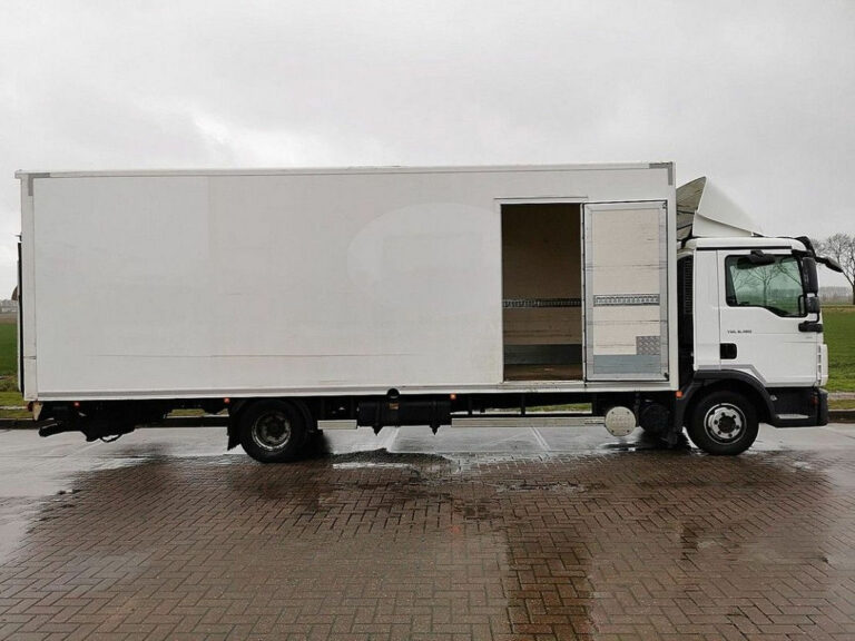 Box Truck with Side Door Benefits and Considerations