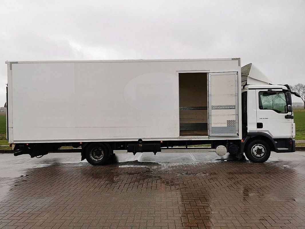 Box Truck with Side Door Benefits and Considerations